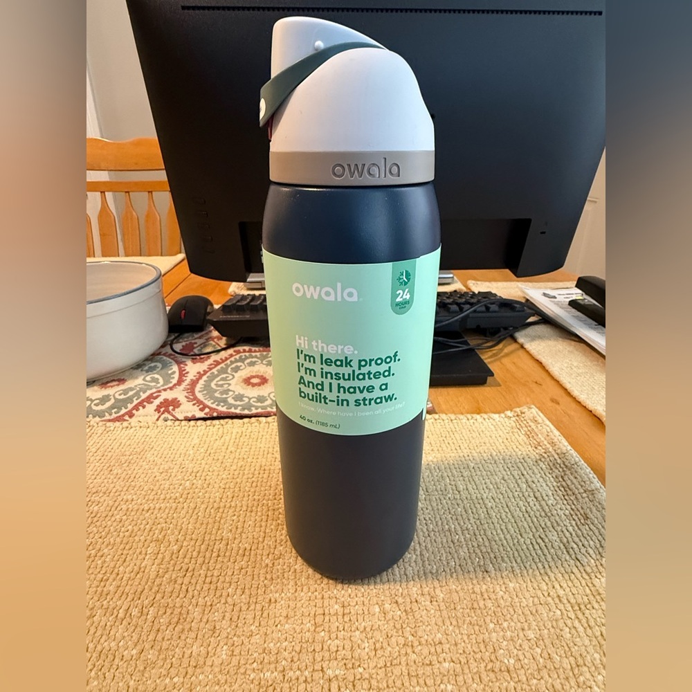Owala navy Insulated Water Bottle with Built-in Straw 40 oz